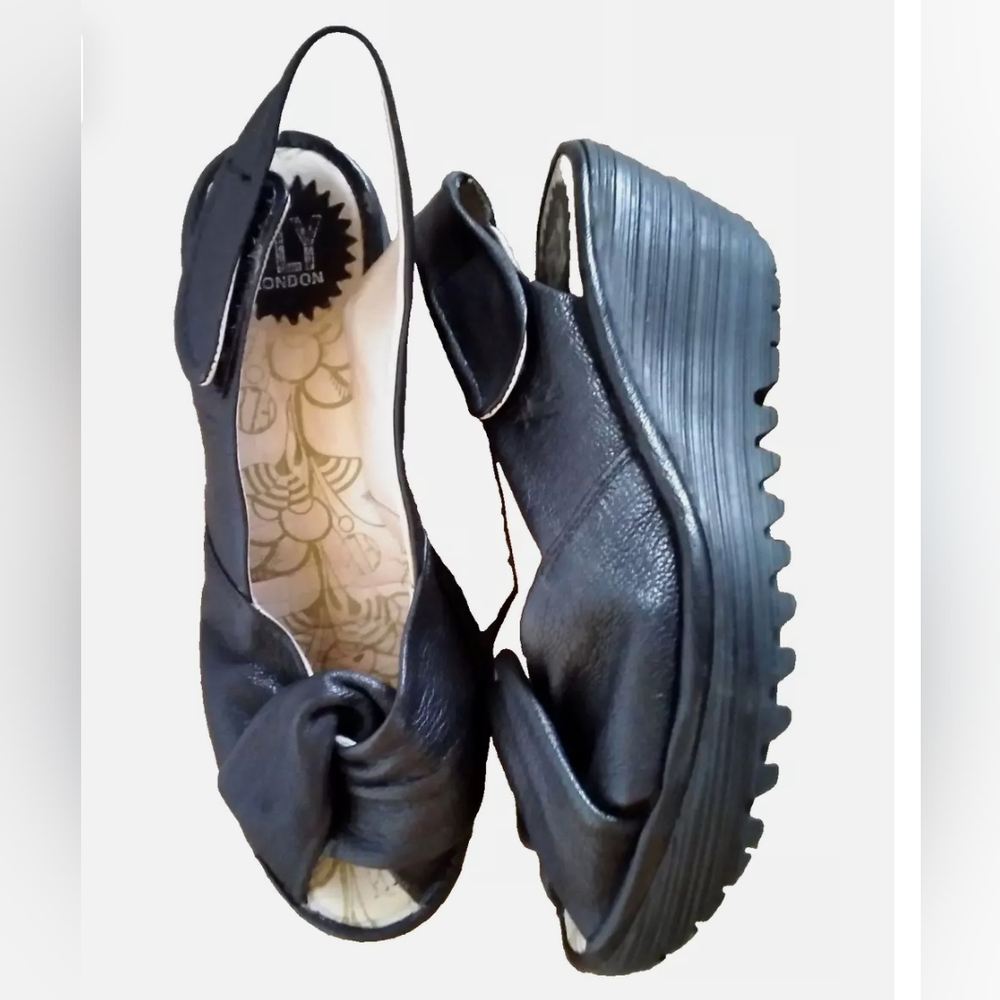Yakin Black  Open Toe Wedge Sandals. Sz 37.